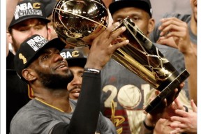 九游官网包含败北引发热议！，詹姆斯在独行侠比赛中刷新纪录观众掌声雷动的词条