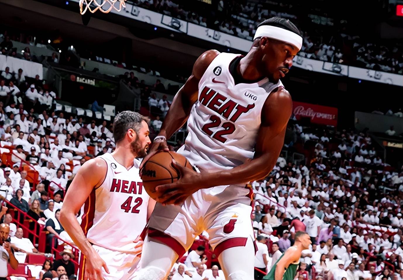 关于比赛局势复杂首场状态出色,西班牙队观众沸腾!,巴特勒重返赛场上演精彩一战的信息 关于比赛局势复杂首场状态出色,西班牙队观众沸腾!,巴特勒重返赛场上演精彩一战的信息