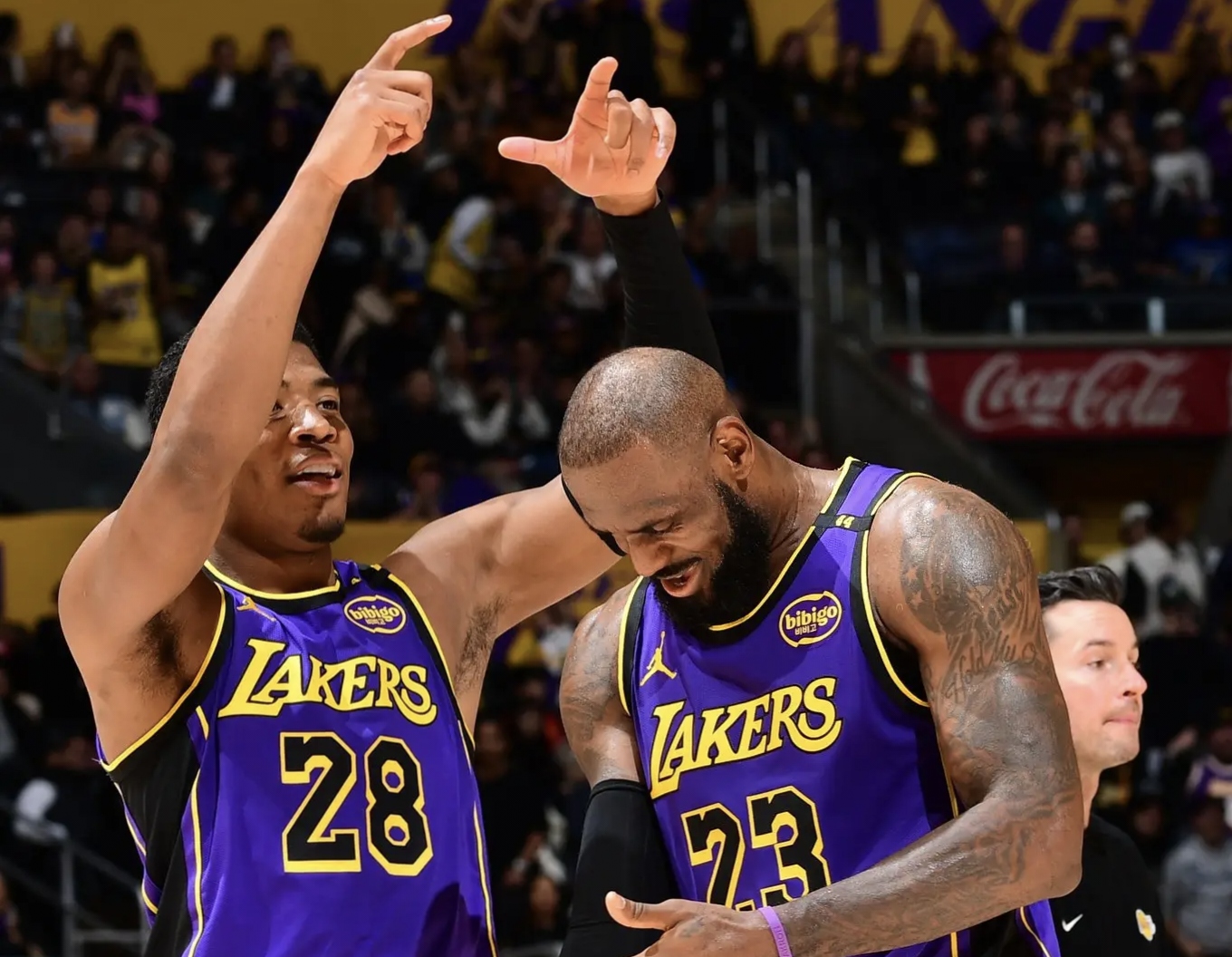 包含败北引发热议!,詹姆斯在独行侠比赛中刷新纪录观众掌声雷动的词条 包含败北引发热议!,詹姆斯在独行侠比赛中刷新纪录观众掌声雷动的词条