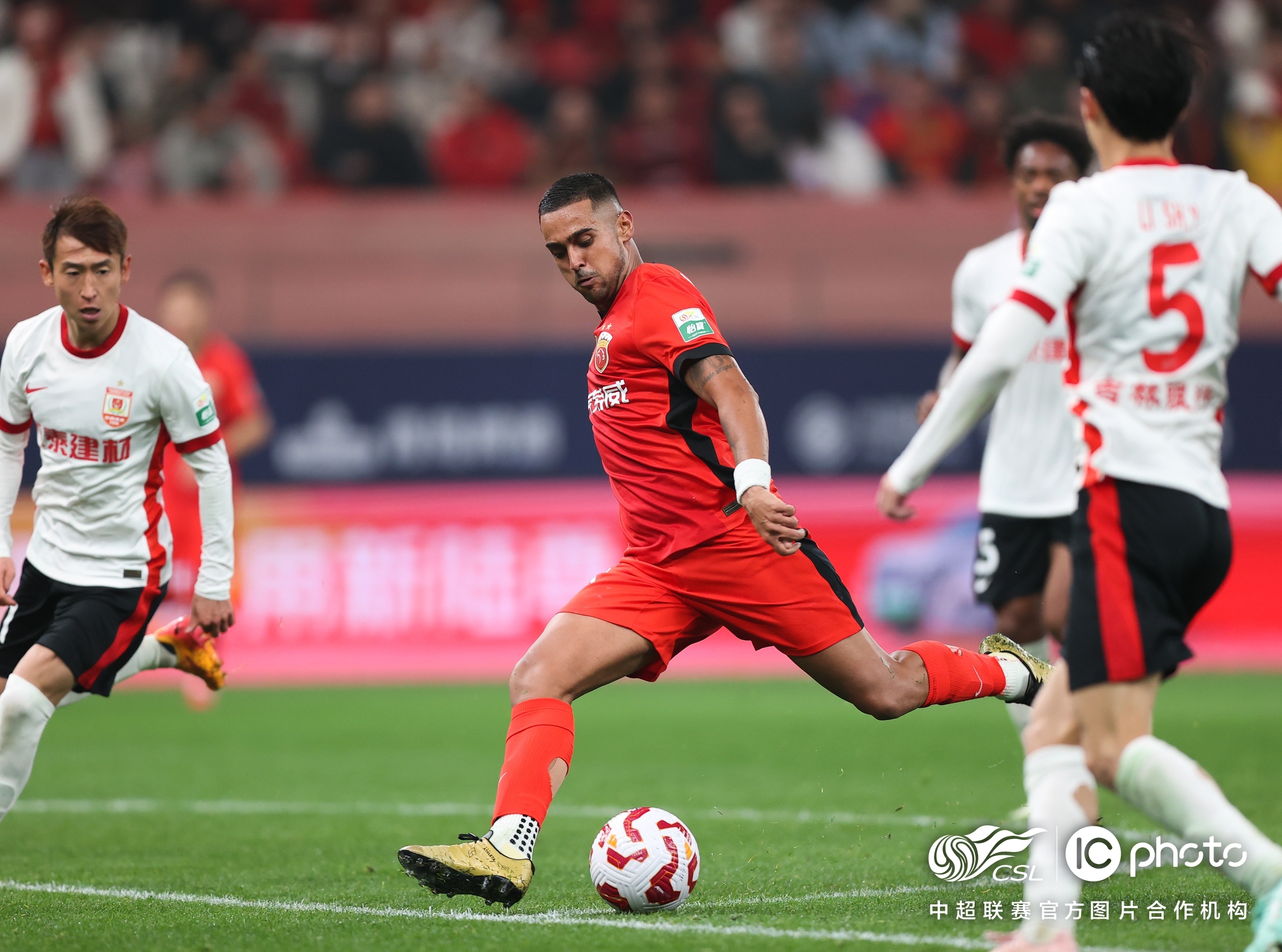 关于亚冠赛程吃紧，上海海港转会期主帅复盘，管理层满意，阵容厚度经受考验的信息