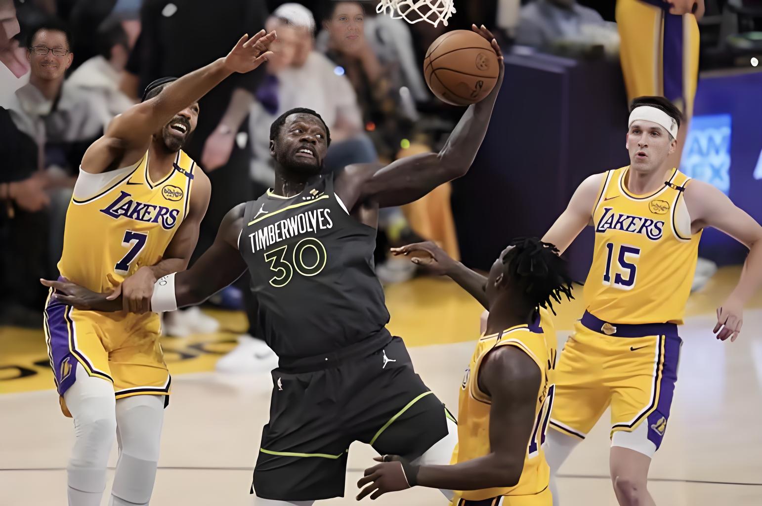 关于转折点！洛杉矶湖人远射贴柱；英超今晚攻防权衡；球迷炸锅；更衣室氛围转暖的信息